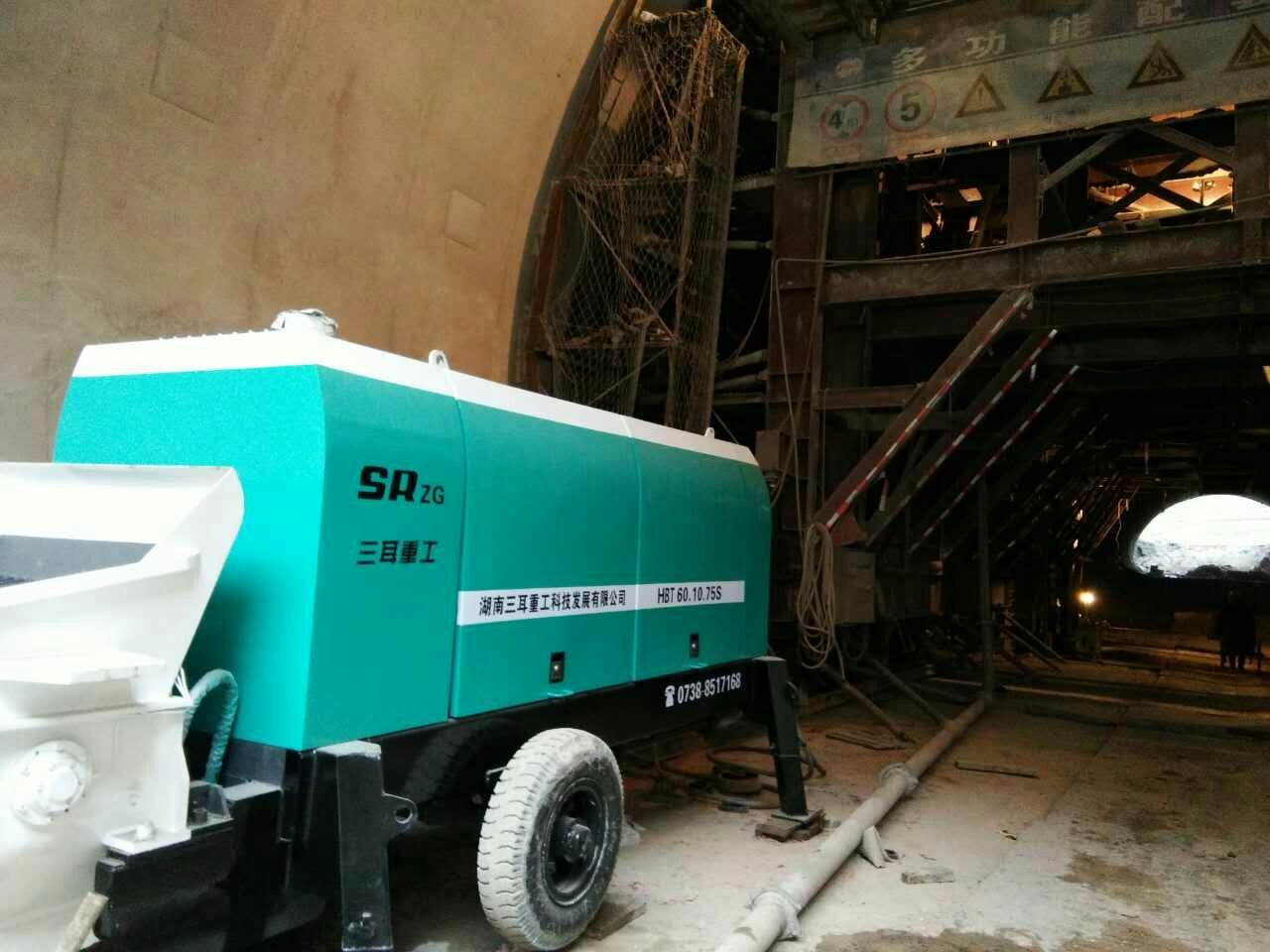¿Cómo limpiar la tolva de la bomba de hormigón?