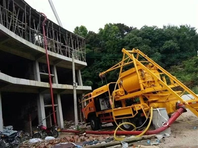 Hormigonera con bomba para construcción de proyectos.
